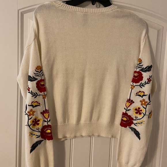 Women’s H & M Divided Brand Cream C/N L/S Sweater w/Embroidered Flowers S - Picture 3 of 3